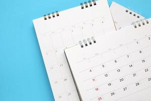 calendario pagina vicino su su blu sfondo attività commerciale pianificazione appuntamento incontro concetto foto