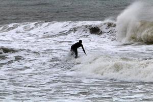 fare surf su alto onde su il mediterraneo mare nel settentrionale Israele. foto