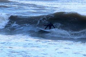 fare surf su alto onde su il mediterraneo mare nel settentrionale Israele. foto