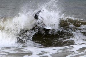 fare surf su alto onde su il mediterraneo mare nel settentrionale Israele. foto