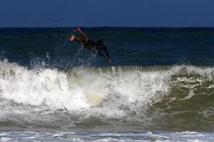 fare surf su alto onde su il mediterraneo mare nel settentrionale Israele. foto