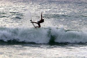 fare surf su alto onde su il mediterraneo mare nel settentrionale Israele. foto