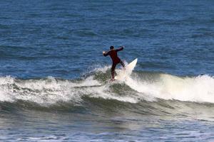 fare surf su alto onde su il mediterraneo mare nel settentrionale Israele. foto