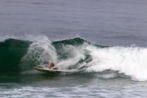 fare surf su alto onde su il mediterraneo mare nel settentrionale Israele. foto