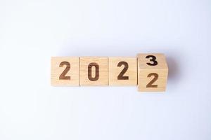 capovolgi il blocco dal 2022 al 2023. concetti di obiettivo, risoluzione, strategia, piano, motivazione, riavvio, previsione, cambiamento, conto alla rovescia e vacanze di Capodanno foto