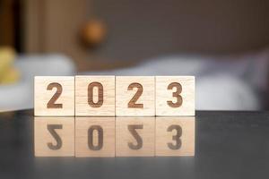 Blocco anno 2023 sul tavolo. obiettivo, risoluzione, strategia, piano, inizio, budget, missione, azione, motivazione e concetti di vacanza di Capodanno foto