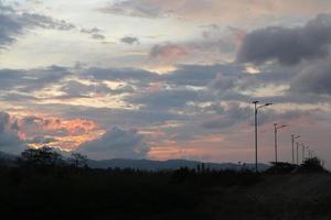 il bellezza di il arancia cielo. colorato nuvoloso cielo a tramonto. pendenza colore. cielo struttura, astratto natura sfondo foto