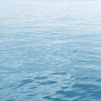 chiaro blu mare con onde foto