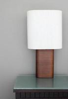 lampada da tavolo in camera da letto foto