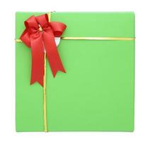 verde regalo scatola con rosso nastro arco isolato su bianca con ritaglio sentiero foto