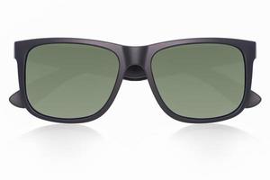 plastica telaio nero opaco occhiali da sole con verde polarizzato lenti a contatto su bianca sfondo con ombra riflessione a partire dal il davanti Visualizza foto