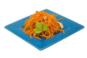 coreano carota su il piatto e bianca sfondo foto