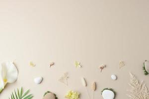 cosmetico sfondo con fiori, muschio e pietra su pastello beige. piatto posizione, copia spazio foto