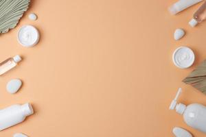 cosmetico pelle cura prodotti con palma foglia su pastello beige sfondo. piatto posizione, copia spazio foto