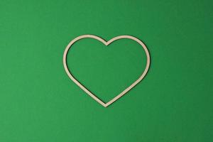 cosmetico sfondo con un' di legno cuore su verde. piatto posizione, copia spazio foto