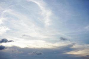 il cielo era cupola, coperto con nuvole e il aria era freddo. copia spazio per bandiera o sfondo sfondo foto