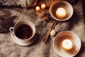 caldo caffè e Due ardente aroma candele su un' metallo vassoio, accogliente atmosfera a casa foto