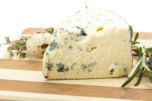 formaggio blu su bianco foto