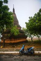 strada Visualizza di il antico pagode nel vecchio bagan, un antico città collocato nel il mandalay regione di Myanmar foto