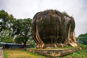 il rovinato pietra leoni su il Riva del fiume di irrawaddy fiume danneggiato di 1838 terremoto, mingun, sagando regione, Myanmar foto