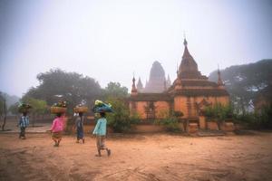 stile di vita di il Locale persone con il antico pagode nel vecchio bagan, un antico città collocato nel il mandalay regione di Myanmar foto