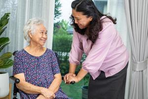 aiutare e prendersi cura di una donna anziana o anziana asiatica paziente seduta su una sedia a rotelle nel reparto ospedaliero di cura, concetto medico sano e forte foto