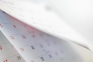 calendario pagina capovolgimento foglio vicino su su ufficio tavolo interno sfondo attività commerciale programma pianificazione appuntamento incontro concetto foto