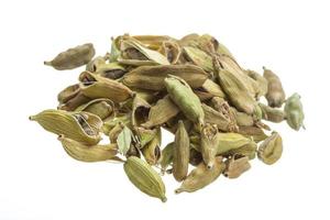 cardamomo su bianco foto