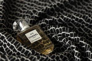 ternopil, Ucraina - settembre 2, 2022 chanel numero 5 eau prima In tutto il mondo famoso francese profumo bottiglia su monocromatico plaid foto