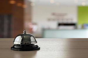 Hotel servizio campana su legna contatore sfondo foto
