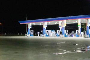 benzina gas stazione a notte foto