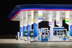 benzina gas stazione a notte foto