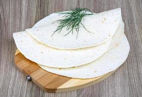 tortillas su di legno tavola e di legno sfondo foto