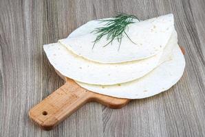 tortillas su di legno tavola e di legno sfondo foto