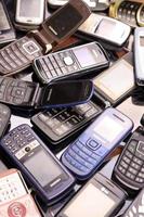 Kharkiv, Ucraina - dicembre 16, 2021 alcuni vecchio Usato antiquato mobile telefoni a partire dal Anni 90-2000 periodo. raccolta differenziata elettronica nel il mercato foto