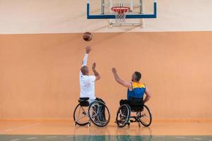 un' foto di un' guerra veterano giocando pallacanestro con un' squadra nel un' moderno gli sport arena. il concetto di sport per persone con disabilità