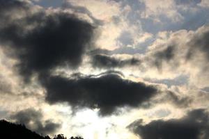 grande pioggia nuvole nel il cielo al di sopra di il mare. foto