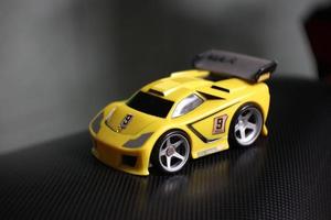 foto di un' giallo auto giocattolo per ragazzi