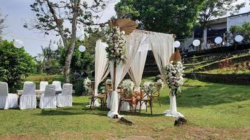decorazione di il nozze cerimonia con un all'aperto tema nel bogor, Indonesia 01 foto