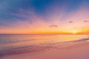 primo piano spiaggia di sabbia di mare. panorama panoramico della spiaggia. ispirare l'orizzonte del paesaggio marino della spiaggia tropicale. tramonto arancione e dorato cielo calma calma rilassante luce solare umore estivo. banner vacanza viaggio vacanza foto