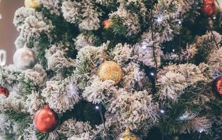 decorato Natale albero con palla nuovo anno vacanze sfondo foto