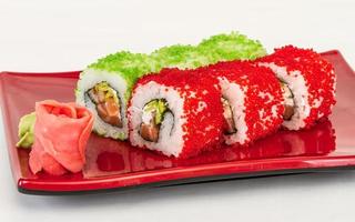 tobiko speziato maki Sushi - caldo rotolo con vario genere di volante pesce capriolo al di fuori e salmone dentro foto
