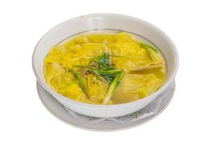 zuppa cinese su bianco foto