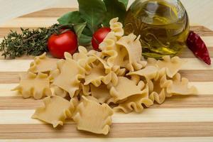 tatarian pasta su di legno tavola e di legno sfondo foto