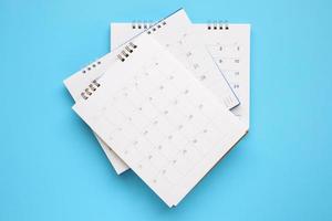 calendario pagina vicino su su blu sfondo attività commerciale pianificazione appuntamento incontro concetto foto