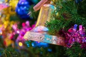 decorato Natale campana palline su abete albero nuovo anno vacanze sfondo foto