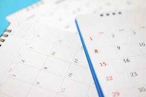 calendario pagina vicino su su blu sfondo attività commerciale pianificazione appuntamento incontro concetto foto