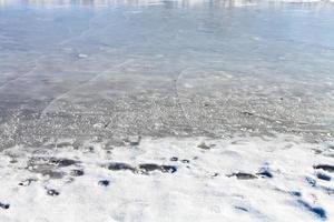 congelato Riva del fiume nel soleggiato inverno giorno foto