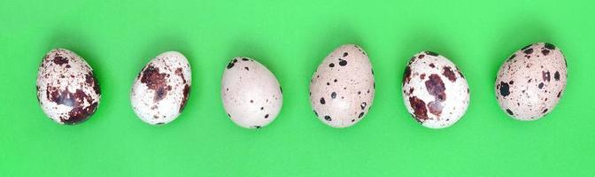 Quaglia uova su un' leggero verde superficie, superiore Visualizza, vuoto posto per t foto