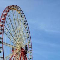 divertimento Ferris ruota contro il chiaro blu cielo foto